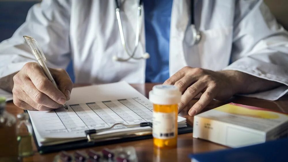 врач выписывает стоковая картинка. доктор таблетки выписывает рецепт. какой врач выписывает витамины. врач выписывает диету. врач выписывает рецепт.