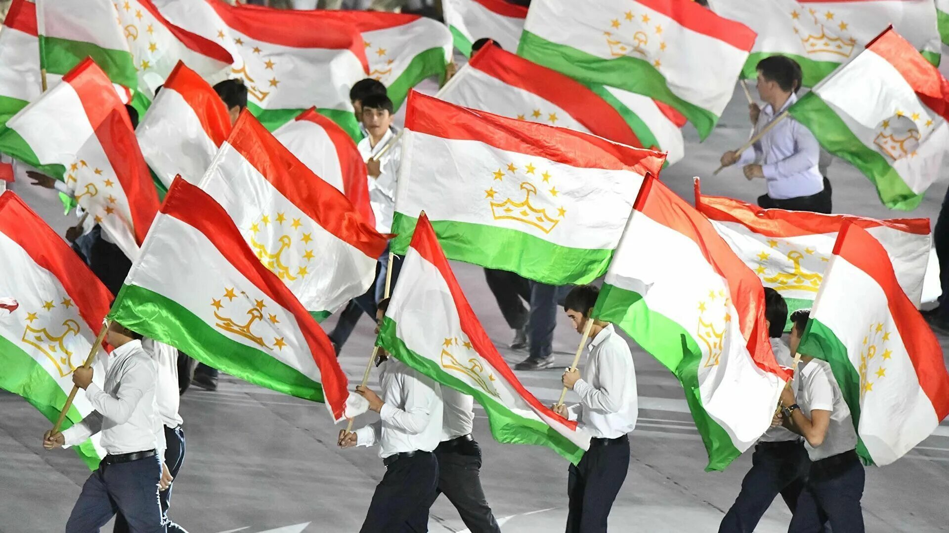 Точикистон арабистон прямой. Флаг Таджикистана в Душанбе. Независимость Таджикистана. День независимости Таджикистана. Парчами Таджикистан.