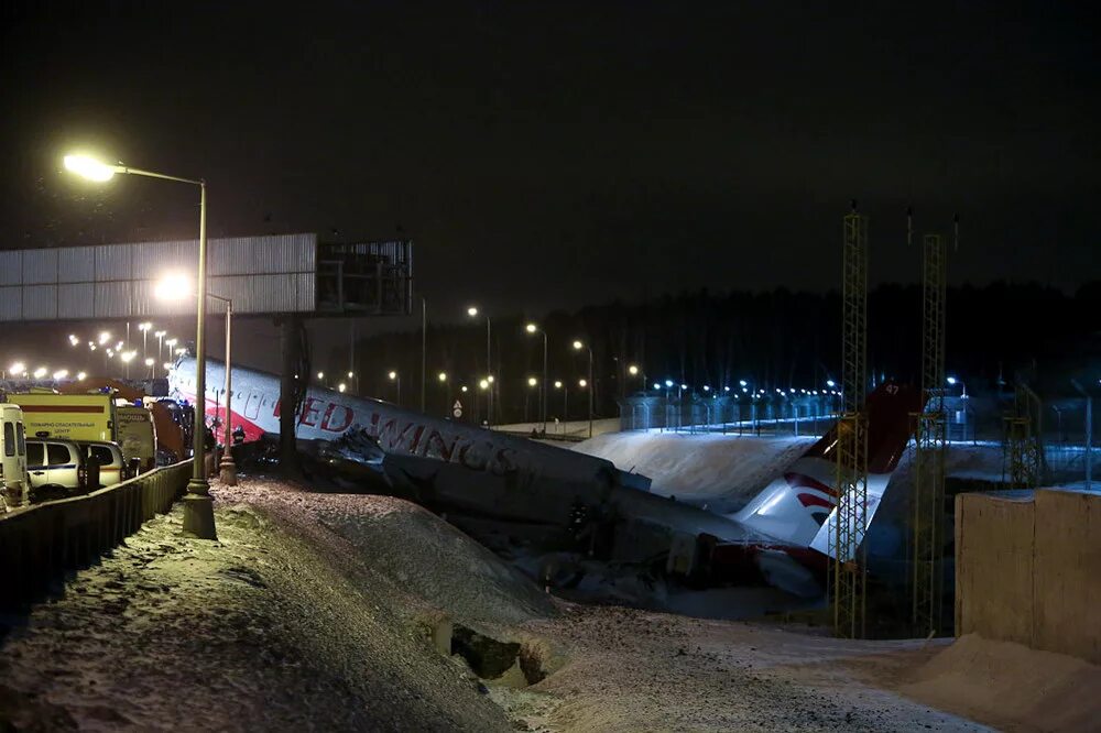 Прощание во внуково. Ту 204 Внуково катастрофа. Ту 204 выкатился в Внуково. Авиакатастрофа Внуково 2012. Ту 204 Внуково.