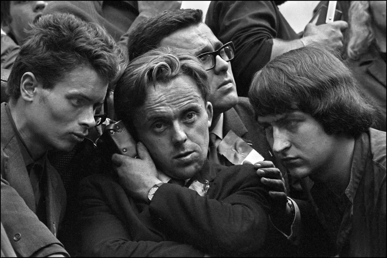 Лета 1968. Иэн берри (ian berry) 1968 пражская весна. старшина czechoslovakia 1968. чехословакия радио 1968. фото 1968 года.