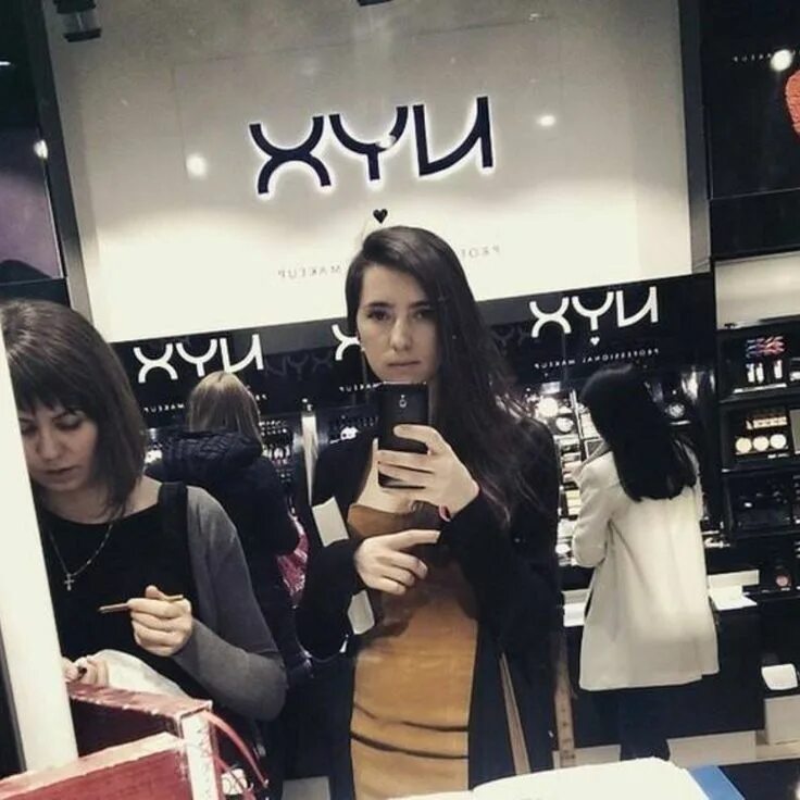 Хештеги селфи. Nyx в зеркале. nyx косметика отражение. nyx зеркальное отражение. селфи в бутике.