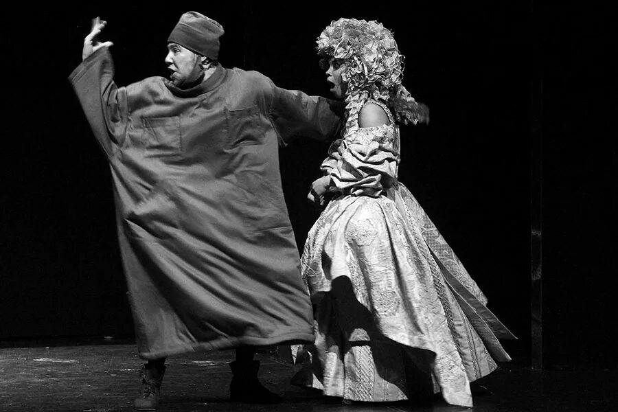 Лекарь поневоле фильм 2002. Лекарь поневоле мольер. Театр сатирикон лекарь. Лекарь поневоле читать. Лекарь по неволе мольер театр наций.