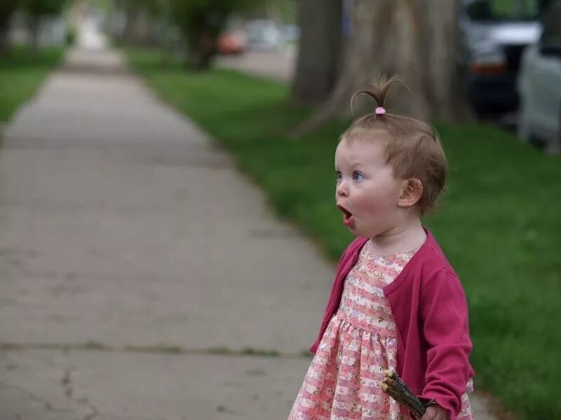 Ребенок с телефоном. Девочка с телефонной трубкой. Капризная девочка. Рубрика говорят дети. Советские дети с конфетами.