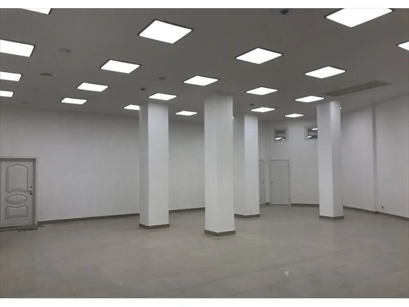 Помещения под сдачу в аренду. Предприятия бытовые услуги арендует помещение на первом этаже. Сдача в аренду торговых площадей. , 12. Москва, 3-я хорошевская ул.