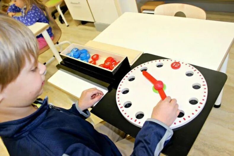 Веселый игровой час. Изучение часы для дошкольников. Часы в ДОУ. Игрушка для изучения часов. Игры с часами для дошкольников.