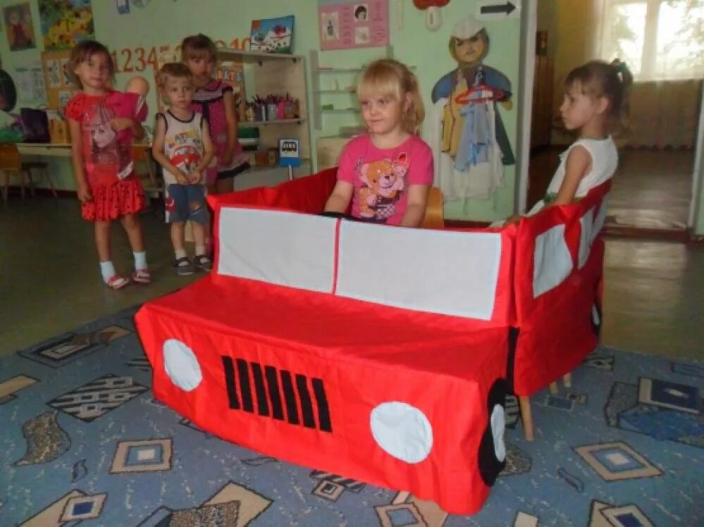 Машинки в детском садике. Атрибуты для игр в детском саду. Игра автомобиль в детском саду. Чехлы на стулья для сюжетных игр. Месячник пдд в детском саду.