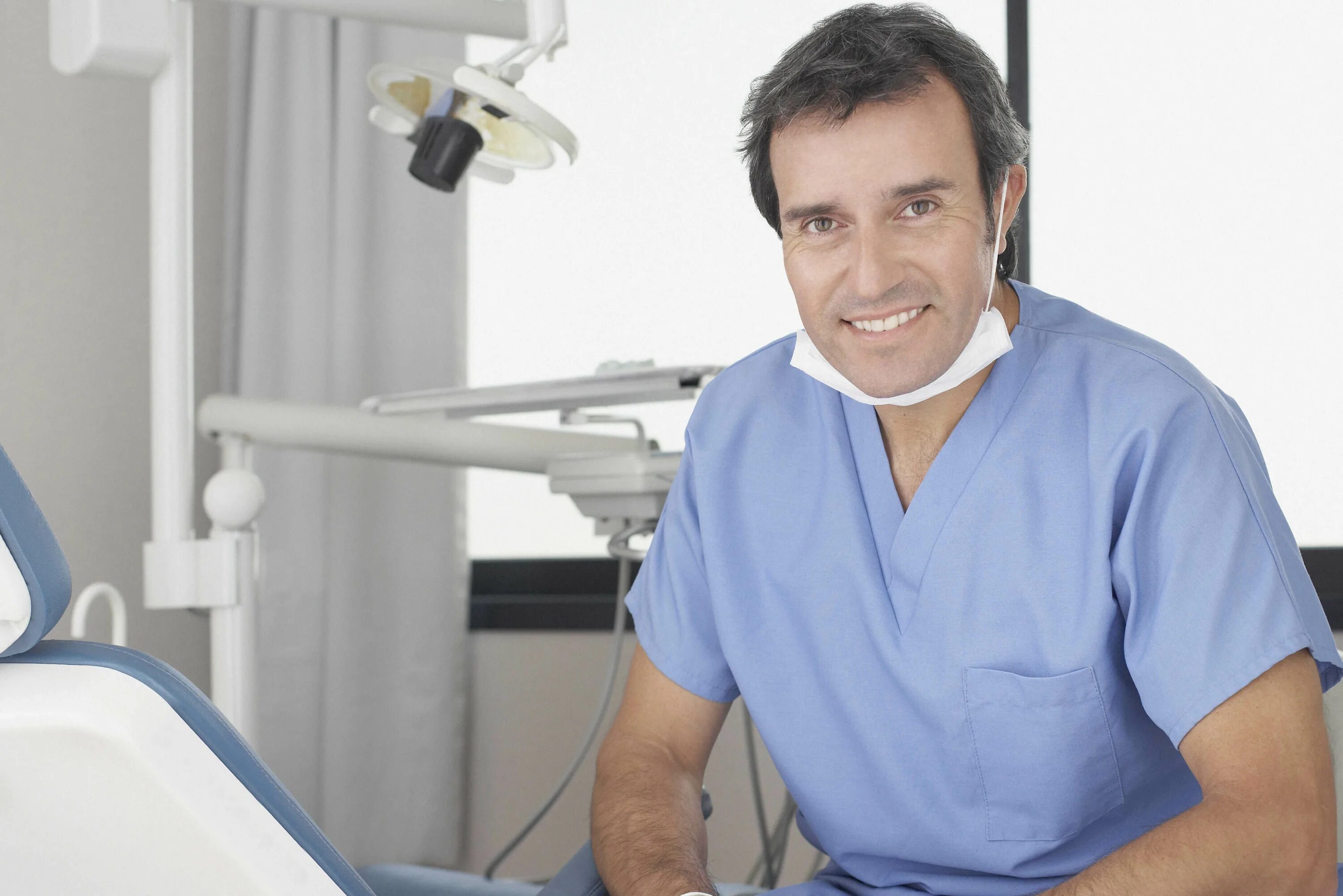 Стоматолог. Стоматолог мужчина. Зубной врач мужчина. Красивый стоматолог мужчина.