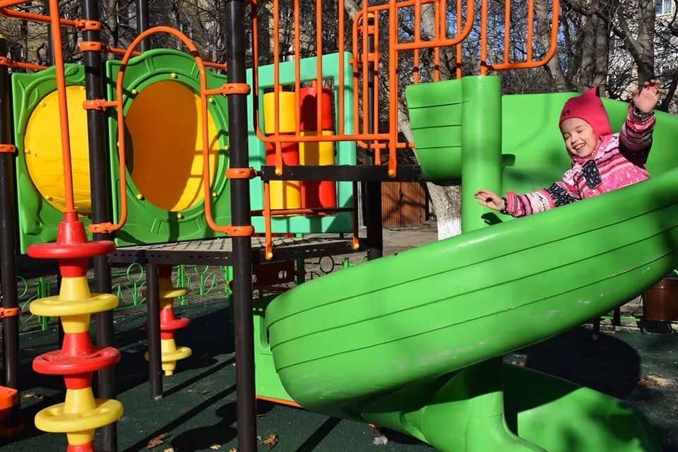 детская площадка. детская площадка дюны на малой ордынке. детская площадка дюна москва. красивые детские площадки. детская площадка изумрудный город сокольники.