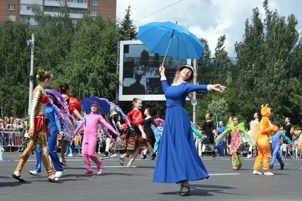 Численность населения удмуртии. День города ижевск 2022. День города ижевск 2014. Ижевск дискотеки. Первая хрущевка в ижевске.