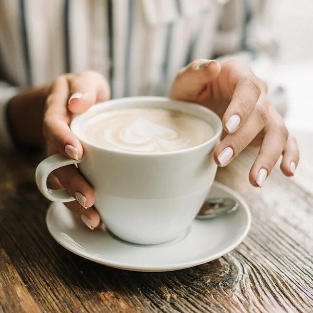 девушка на даче с ноутбуком. счастливая женщина. радостная девушка. взрослые брюнетки. удовольствием встречусь.