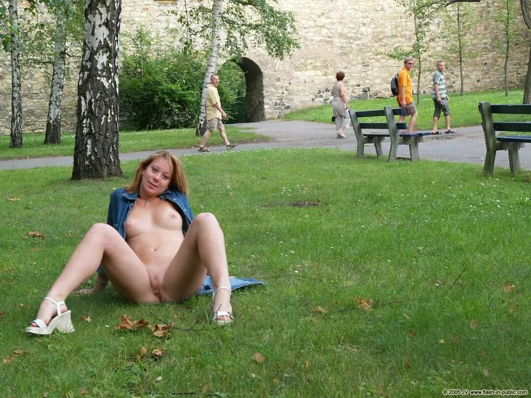 Голые жены в парке - секс фото