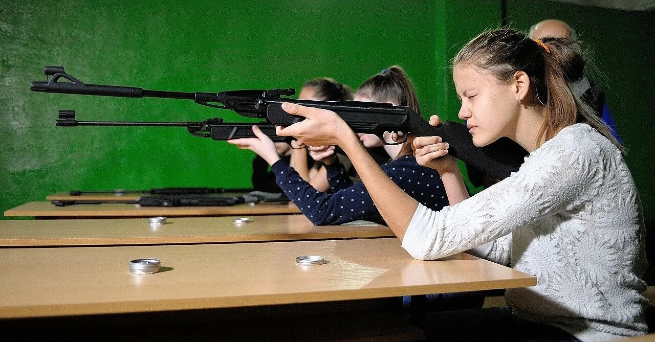 Стрельба из пневматической винтовки сидя. Стрельба из ружья. Гто по стрельбе из пневматической винтовки. Пневматическая винтовка гто. Винтовка для гто.