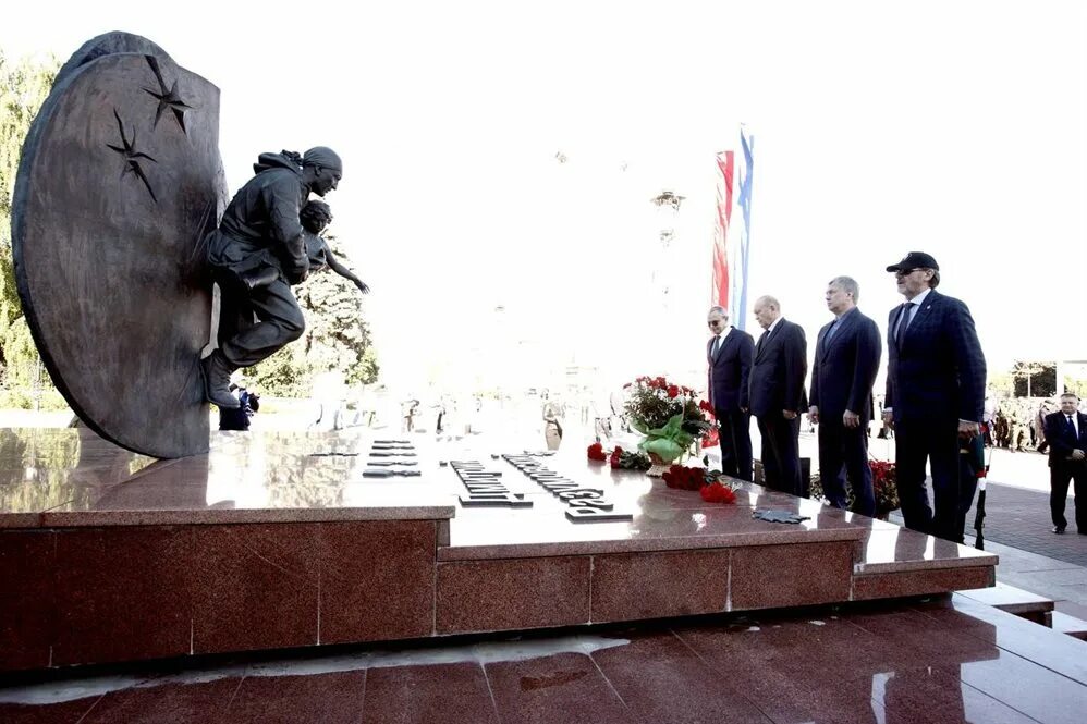 Беслан памятник. Память погибшим в Беслане. Памятник погибших в Беслане. Памятник в Беслане погибшим детям. Памяти погибших в теракте картинки