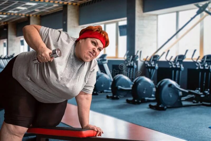 Спортзал для тучных женщин. Толстушки в спортзале. Толстая в тренажерном зале. Полные девушки в тренажерном зале. Толстушки в тренажерном зале.