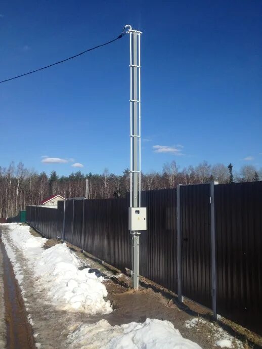 Трубостойка счетчик 2020 на бетонном столбе. Электрик на столбе. Трубостойка тс-2000. Электрификация участков. Подключение электричества калужская область.