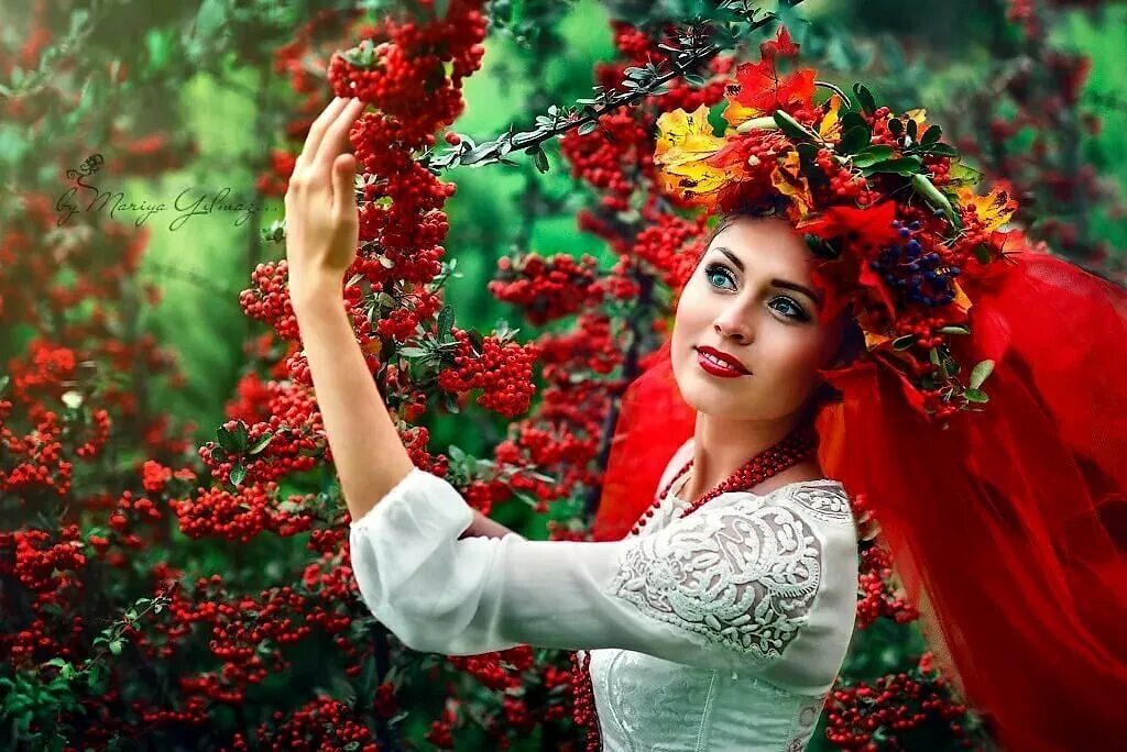 Рябина и влюбленные. Куст калины красной. Рябина. Парень под рябиной. Девушка в венке из калины.