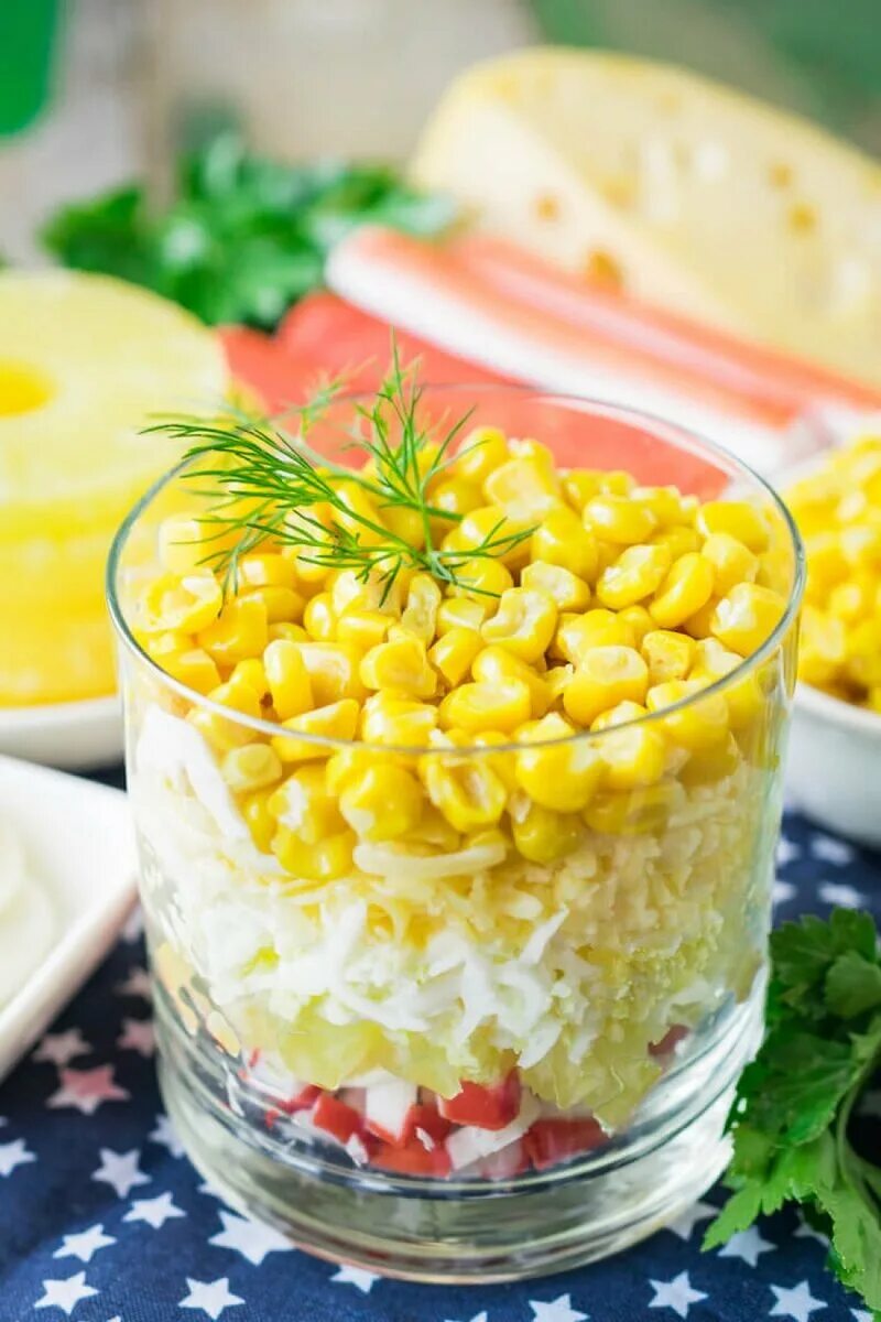 Салат крабовый. Крабовый салат с ананасом. Салат с крабовыми палочками и кукурузой. Салат с ананасами крабовыми палочками кукурузой