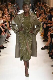 Показ max mara