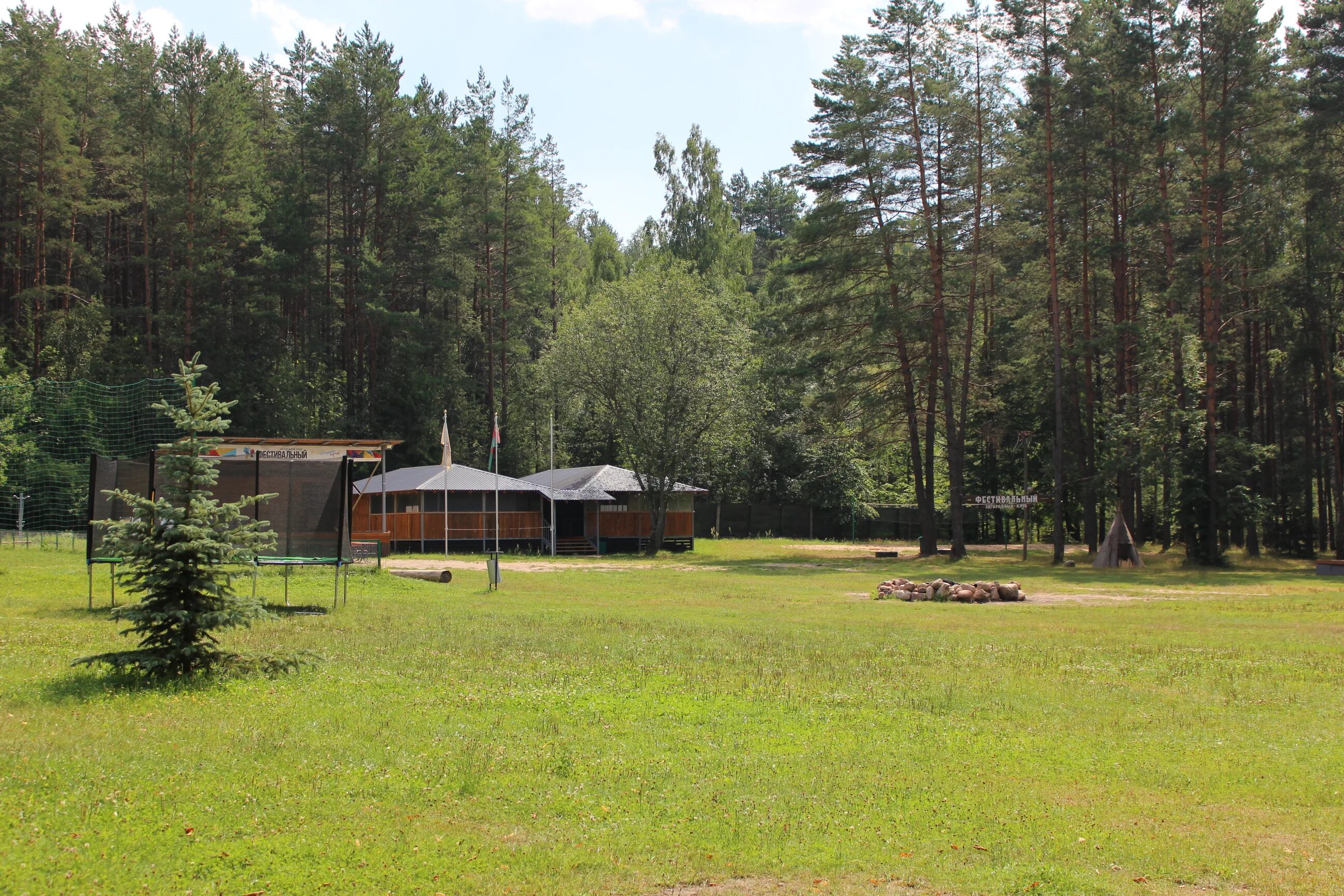 Фестивальные домики. Загородный клуб фестивальный. Фестивальный загородный клуб минск. Загородный клуб фестивальный минская область. Фестивальный загородный клуб минск.