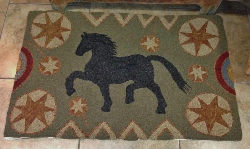 Примитивный ковер. Примитивный ковер. Гобелен северных народов. Плетение ковра вблизи. Ковер пэчворк.