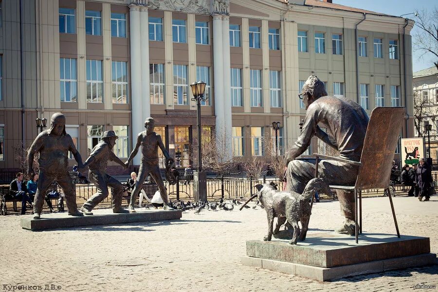 Что посетить в иркутске. Памятник Леониду Гайдаю в Иркутске. Памятник л и Гайдаю в Иркутске. Памятник шайжаю Иркутск. Памятник в Иркутске Гайдаю памятник.