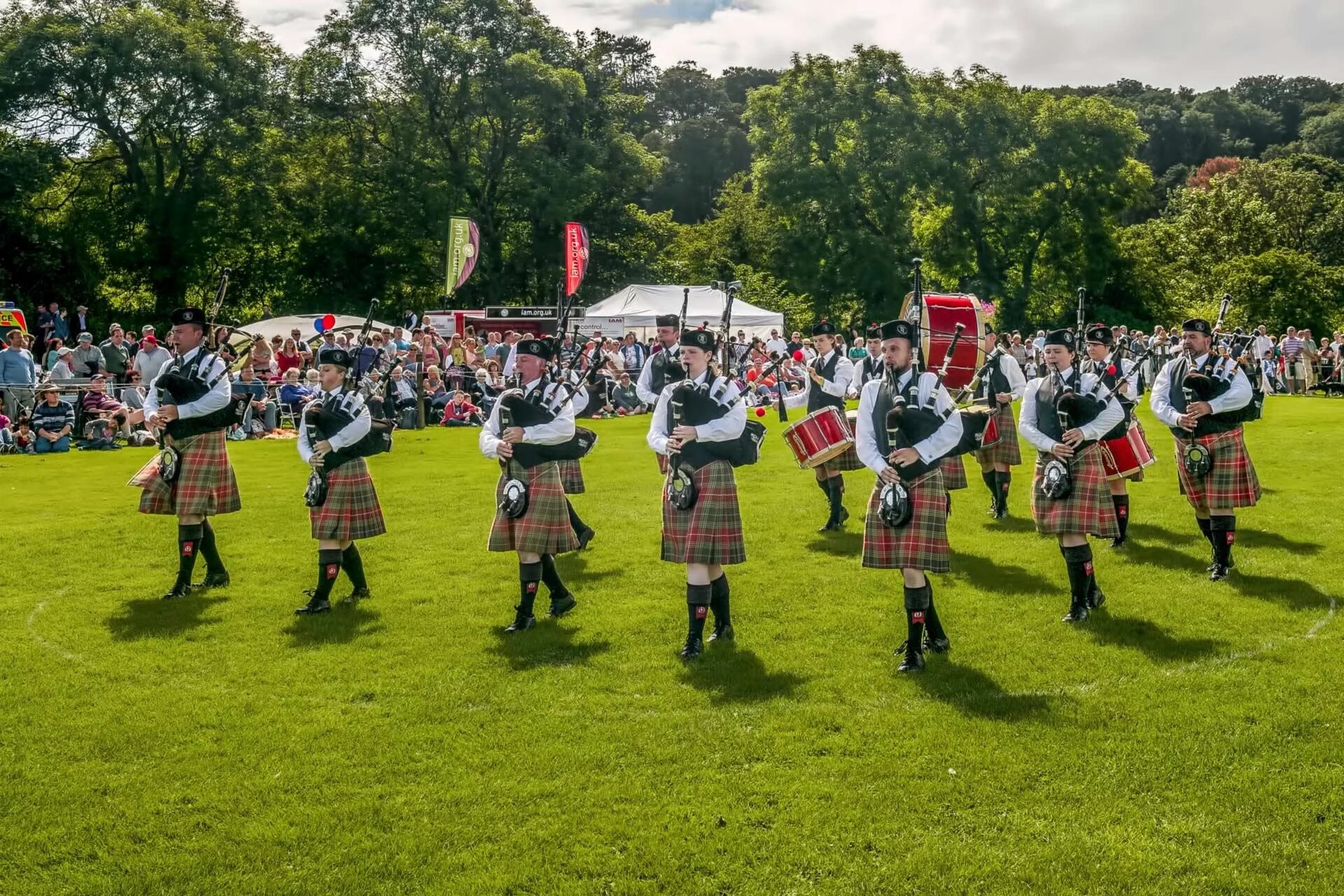 People live in scotland. Фестиваль Highland Gatherings в Шотландии. Хайленд геймс в Шотландии. Фестиваль хайленд Газеринг в Шотландии. Высокогорные игры в Шотландии.