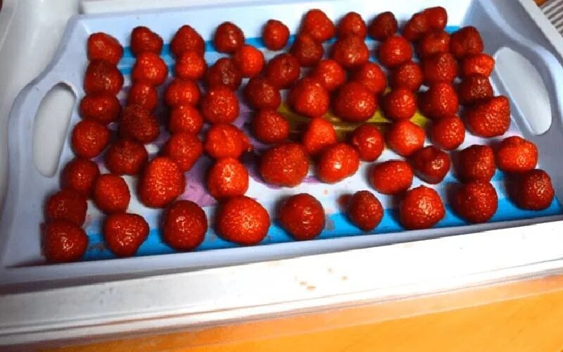Сколько хранят ягоды. Замороженные ягоды. Клубника в морозилке. Ягоды в морозилке. Клубника в холодильнике.