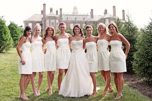 Платье на свадьбу для невесты 2024. Подружки невесты в белом. Платье на свадьбу для гостей. Костюм подружки невесты. Белое платье для подружки невесты.