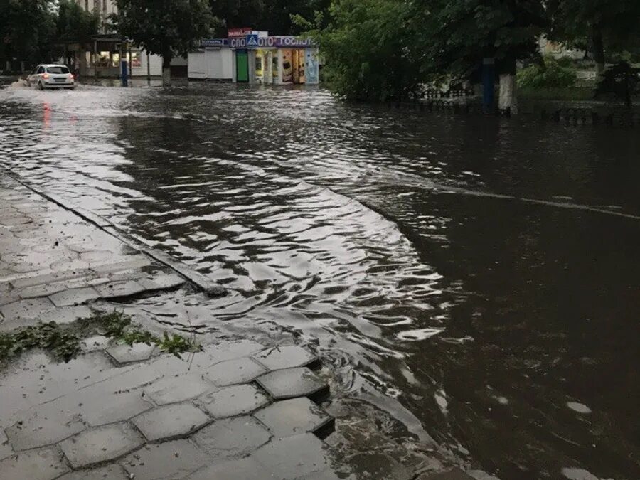 Наводнение в Брянске сегодня. Самое крупное наводнение в Брянске. Загрязненные воды Бежицкого района. Ливневом Дожде рекомендации.