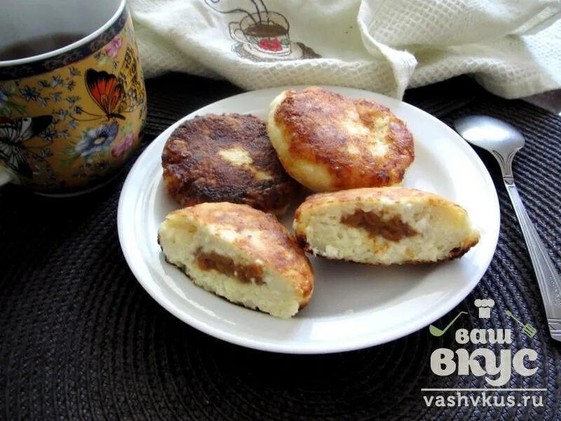 Сырники с варёной сгущёнкой. Сырники со сгущенкой. Мини сырники с вареной сгущенкой. Сырники с вареной сгущенкой. Сырники с начинкой.