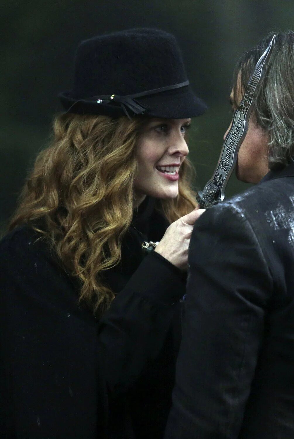 капитан крюк once upon a time. однажды в сказке (2011-2018). однажды в сказке голд и зелина. зелина однажды а сказке. румпельштильцхен однажды в сказке.