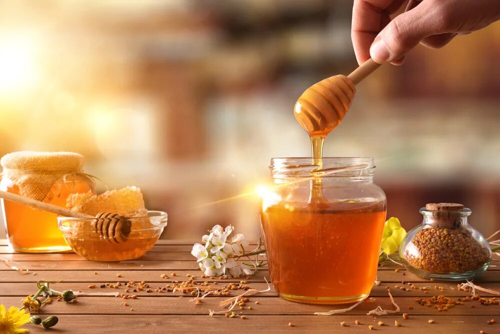 Вкушая вкусив мало меда. Баночка для меда. Пчелиный мёд. Красивый мед. Мед фото.