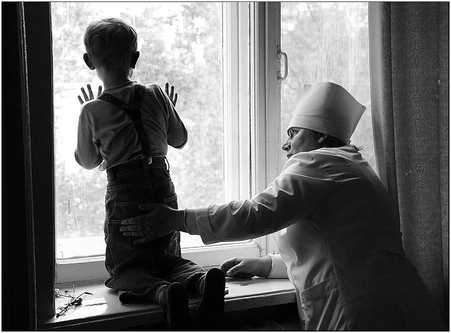 К врачу без родителей. Ребенок сирота в окне. Дети ждут. Ребенок в детском доме ждет маму. Мальчик у окна.