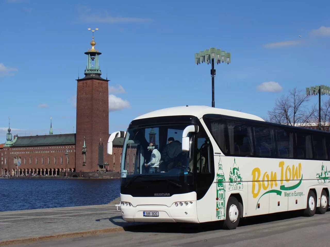 Автобусные туры из петербурга в новгород. Автобусная экскурсия. Экскурсия на автобусе. Автобусный тур. Туристический автобус.