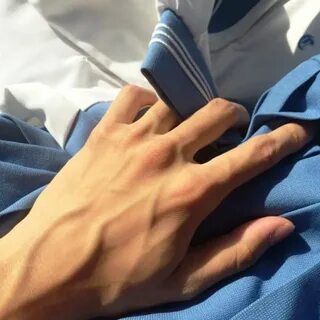 Парень сжимает
