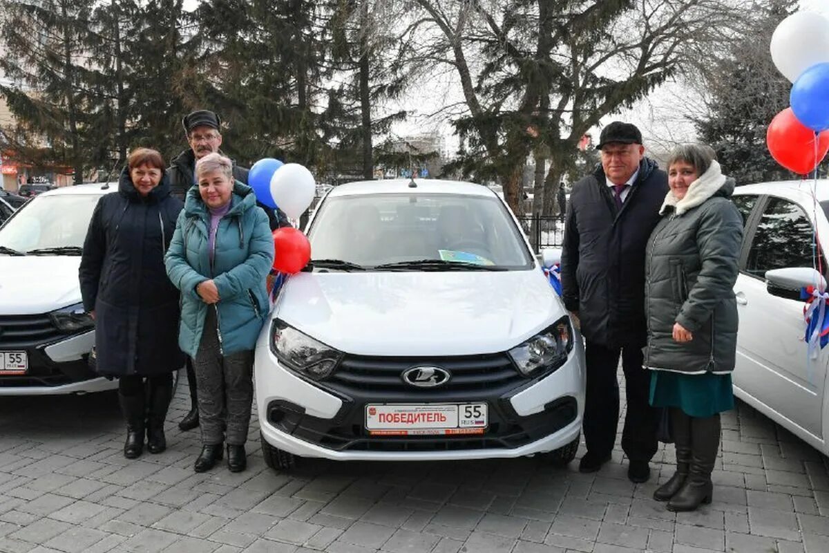 Вручение авто в салоне. Машины олимпийцам 2008. Врач скорой помощи. Автомобили медицинской помощи. Вручение машин.