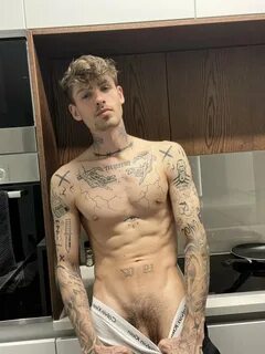 lucashall99's tweet photo. rather suck or get fucked? 😏 t.co...