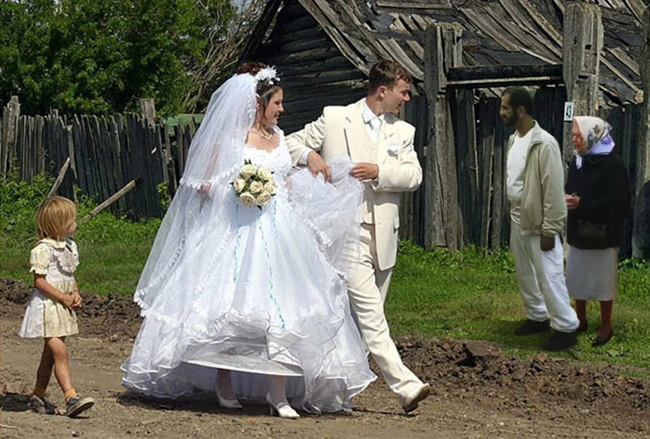 Свадьба в деревне. Деревенская свадьба. Свадьба в селе. Невеста в деревне. Изображена веселая деревенская свадьба