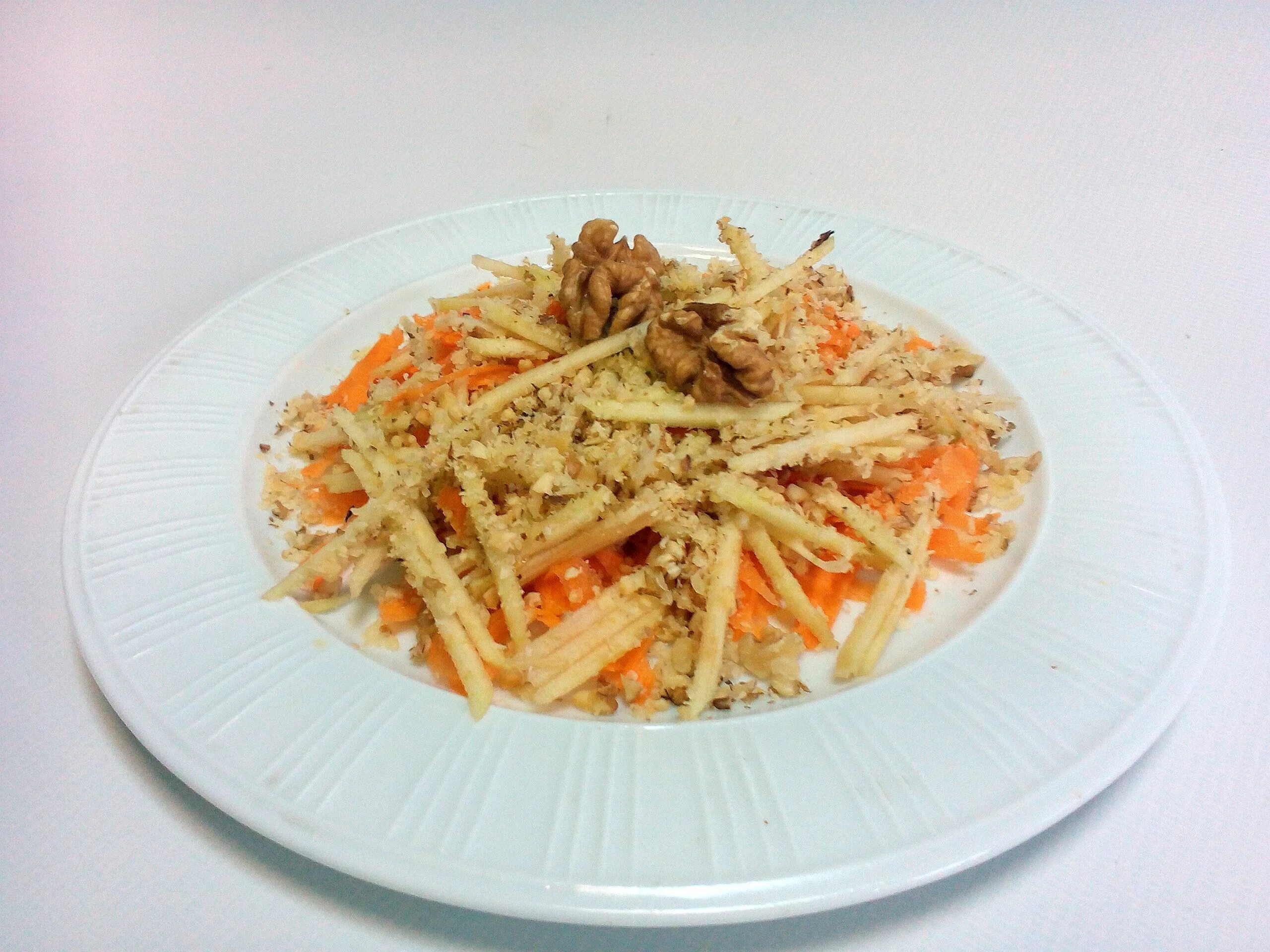 Салат морковь с изюмом и грецкими орехами. Салат морковь с яблоком. салат с морковью и грецкими орехами. салат из моркови с грецкими орехами. салат морковь с орехами.