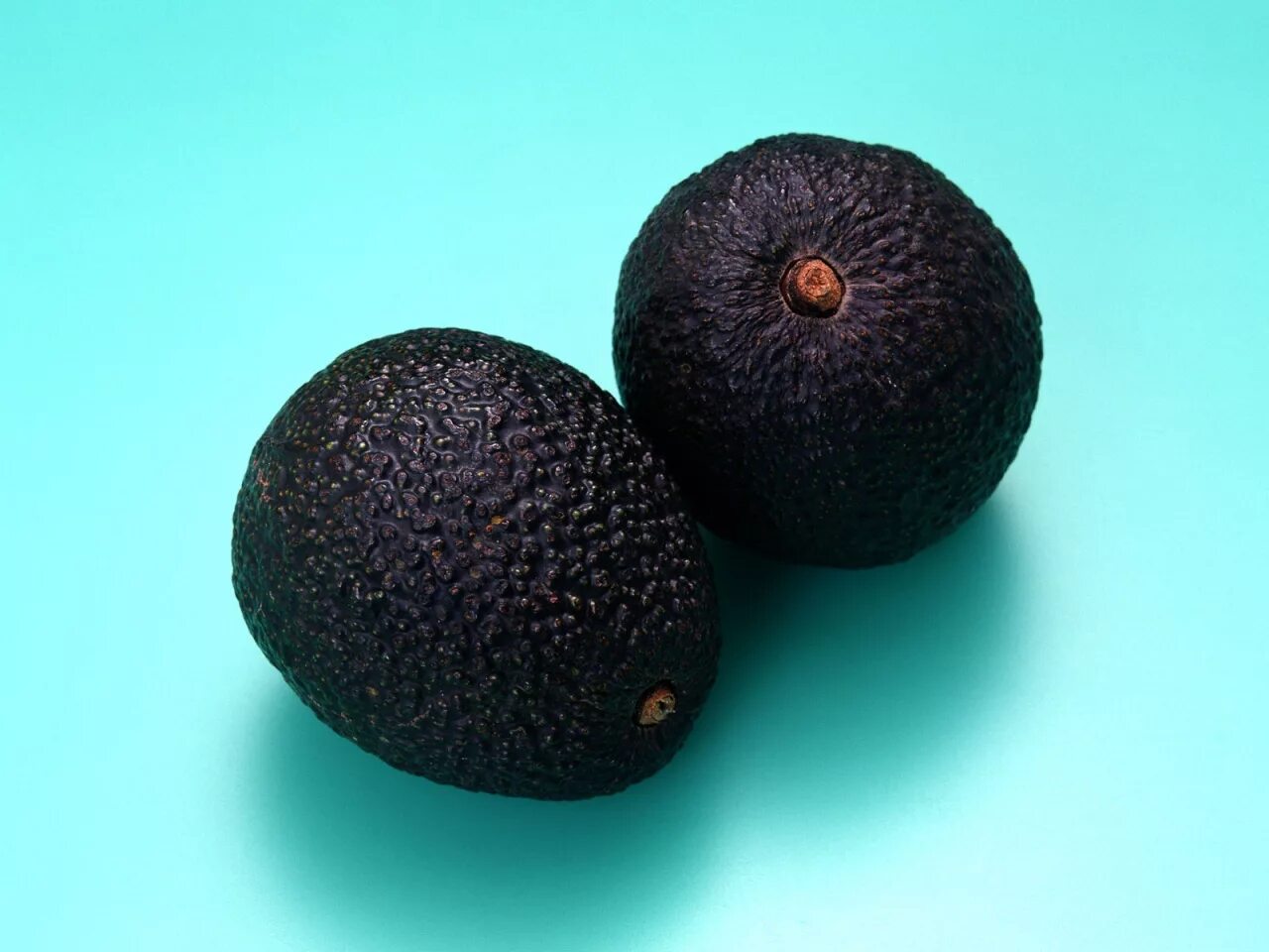 Черная кожура. Черный фрукт. Круглые фрукты. Экзотические плоды. Круглые ягоды.
