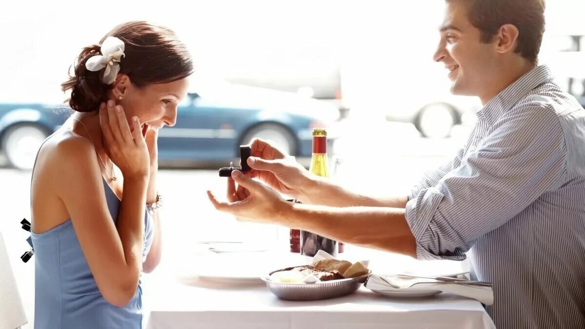 Парень дарит кольцо. К чему парень дарит кольцо. К чему парень дарит кольцо. Парень делает предложение. Мужчина делает предложение.