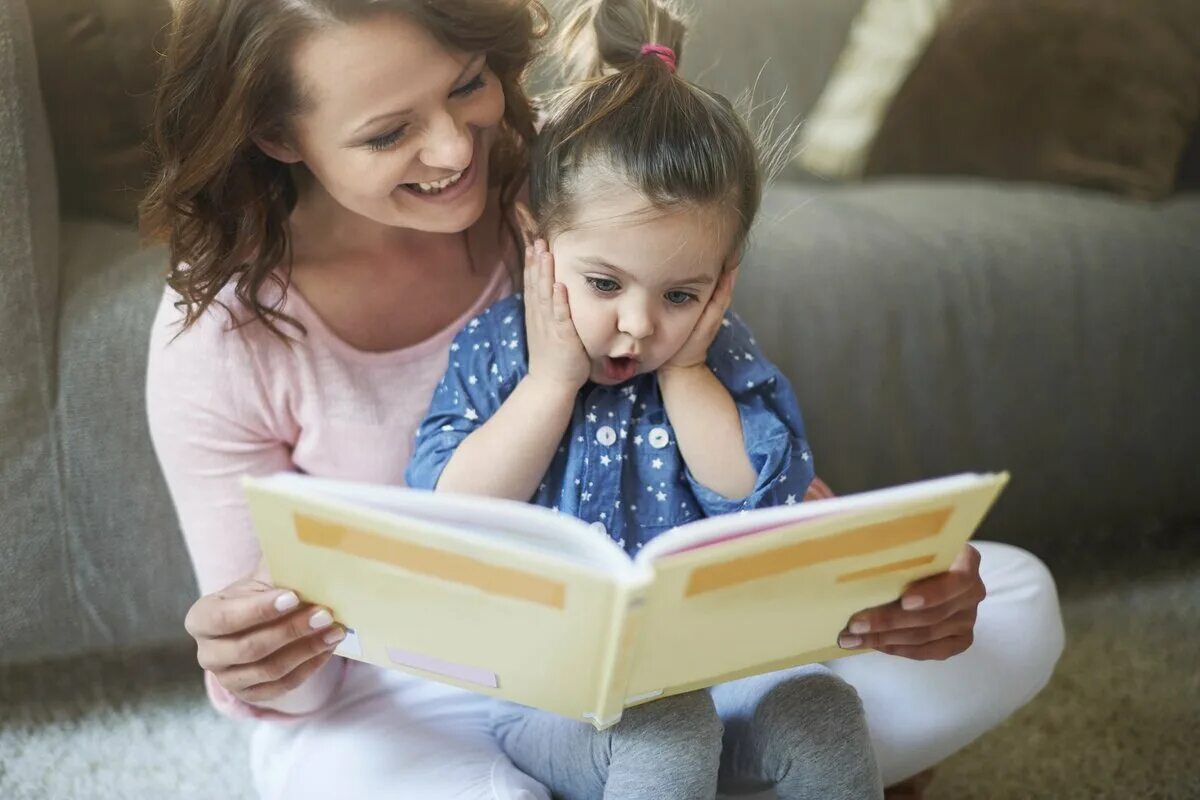 Про чтение детям сказка. Дети читают. Книги для детей. Ребенок читает книгу. Чтение сказок.