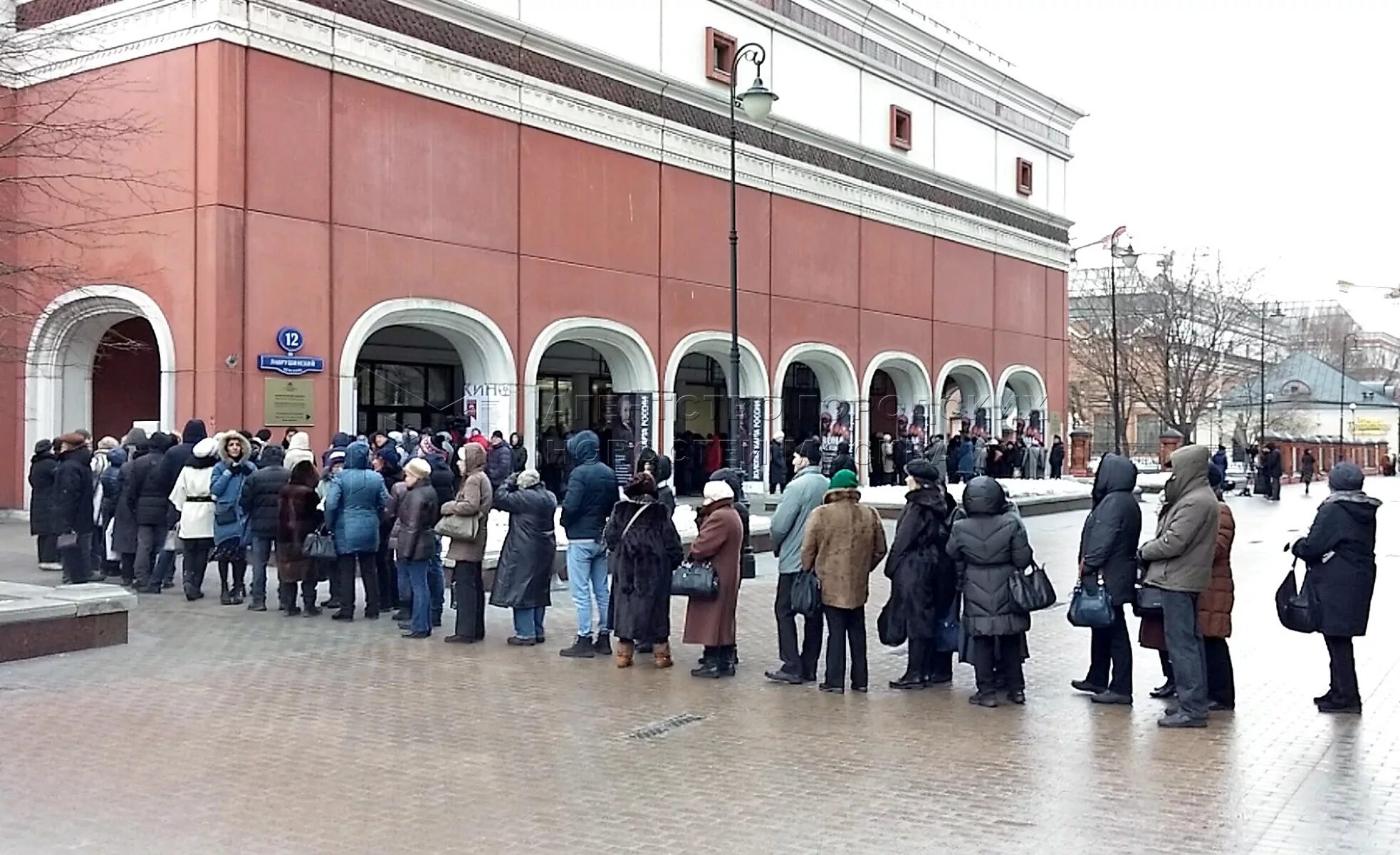 Как попасть в третьяковку без очереди. Очередь в третьяковскую галерею. очередь в новую третьяковку. очередь на выставку серова. очередь в музей.