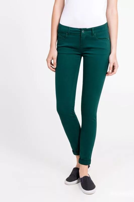Джинса зеленая купить. Темно зеленые брюки женские. Зелёные джинсы женские. Темно зеленые джинсы женские.
