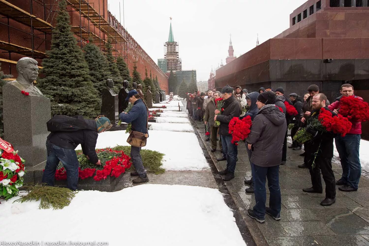 Иосиф виссарионович сталин кладбище. Могила сталина в москве. надгробие иосифа сталина у кремлёвской стены в москве.. две гвоздики для товарища сталина 2025. бюст сталина на красной площади.