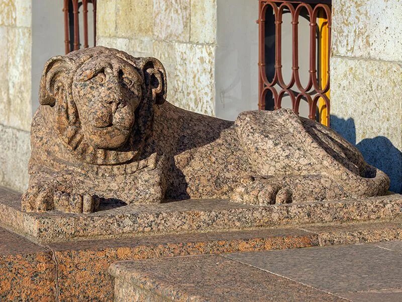 Лев какой дом. Гранитные львы английской набережной санкт петербург. львы у дома лаваля на английской набережной. львы у особняка лаваля. львы особняк лавалей в санкт-петербурге.