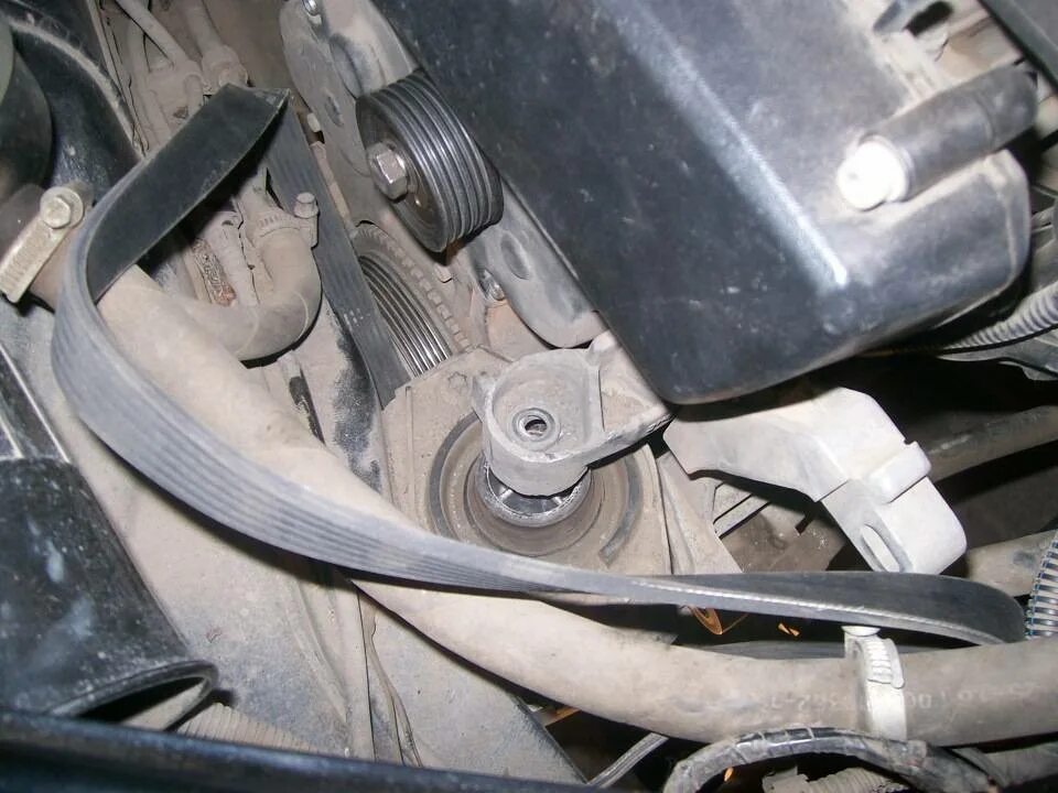Audi a3 8l ремня грм. Натяжитель ремня генератора пежо 301-. Замена ролика натяжителя приводного ремня. Импреза 1. Обводной ремень пежо 408.