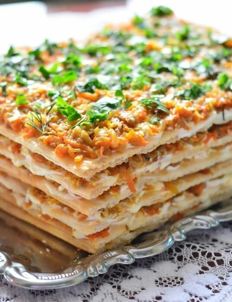 Закусочный торт из вафельных коржей. Селедочный торт на вафельных. Закусочный торт наполеон с рыбной консервой. Вафельный торт с рыбной консервой,. Селедочный торт на вафельных коржах.