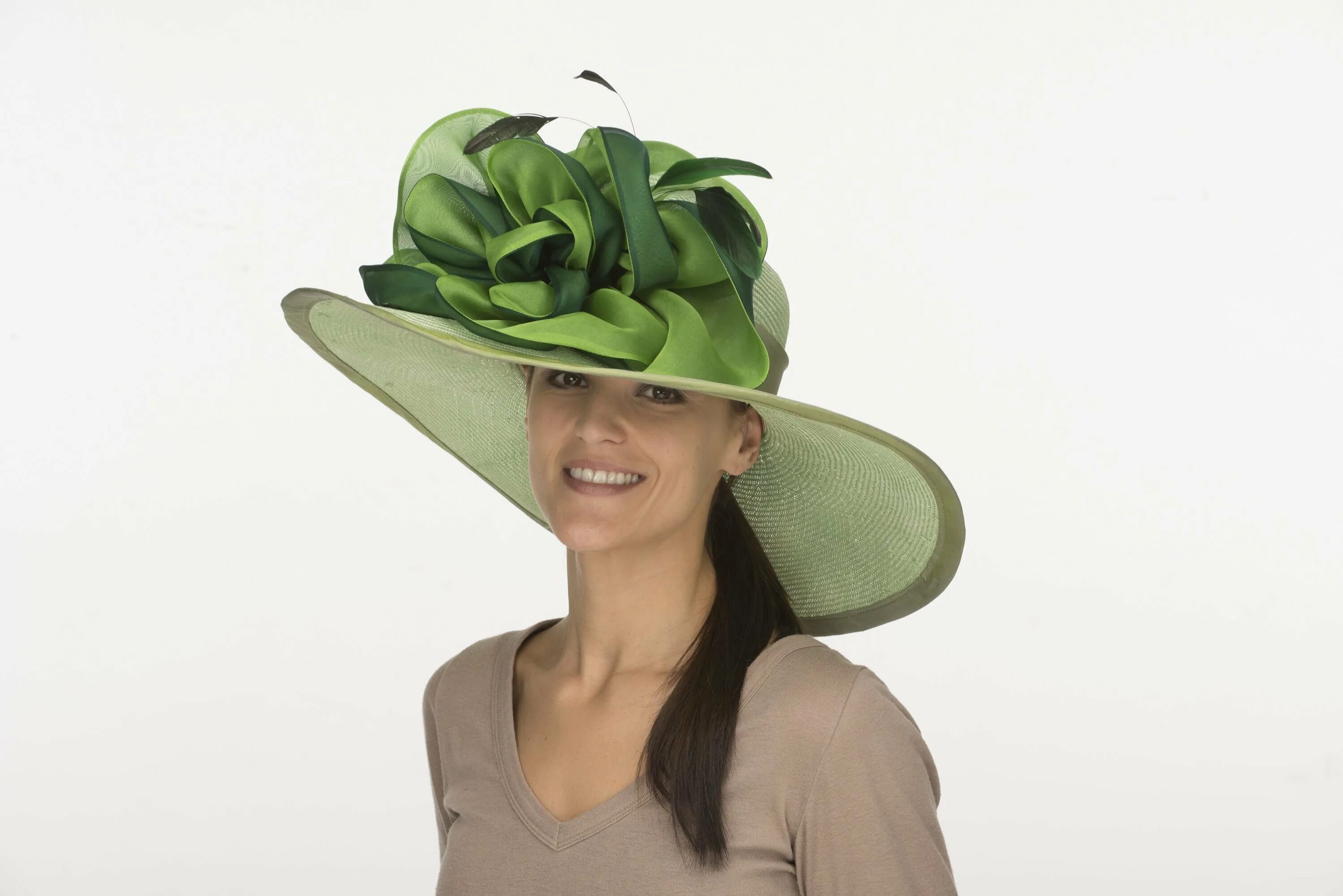 She this hat. Шляпка женская зеленая. Экстравагантные шляпы женские. Стильная зеленая шляпка. Зеленая женская шляпа.