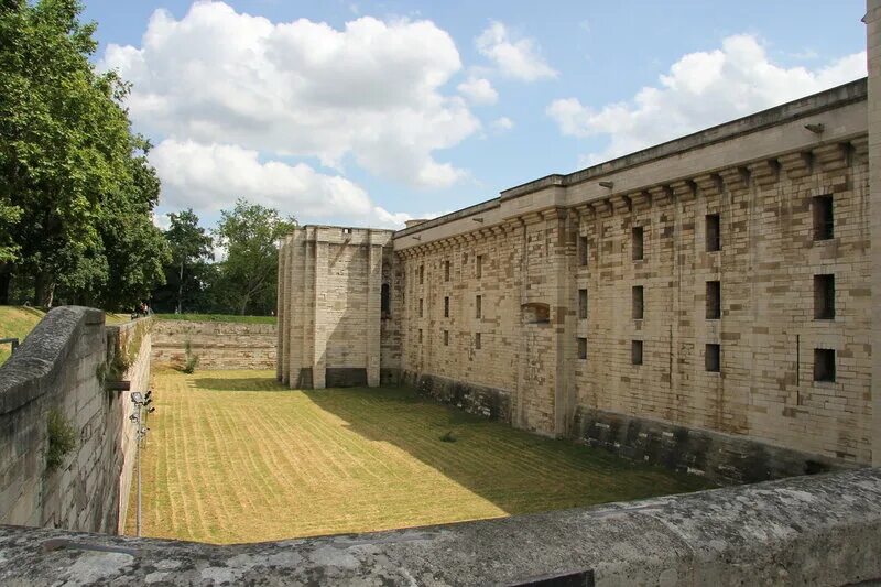 венсенский замок. дворец гарибальди. венсенский штукатурка. замок часы работы. замок часы работы.